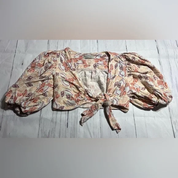 2/$20 Urban Outfitters Devon Seashell Crop - Picture 3 of 5